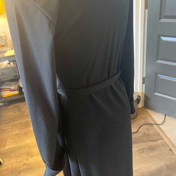 Classic Sexy Diane Von Furstenberg inspired collared wrap dress. Express 3/4 - Picture 3 of 5